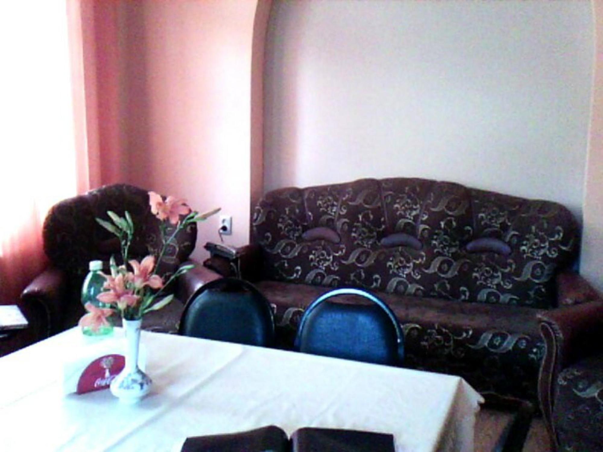 White Guest House บาทูมิ ภายนอก รูปภาพ