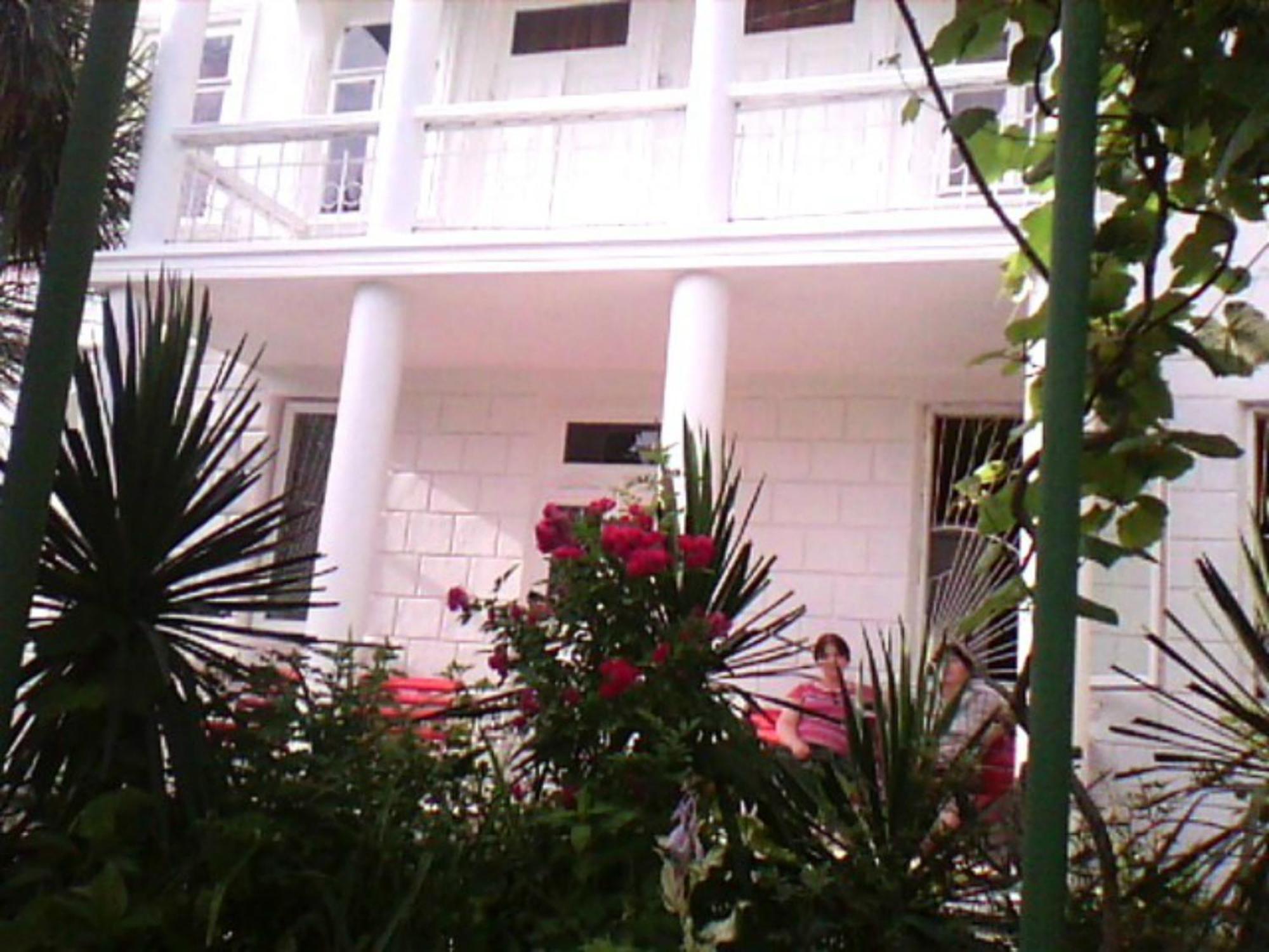 White Guest House บาทูมิ ภายนอก รูปภาพ