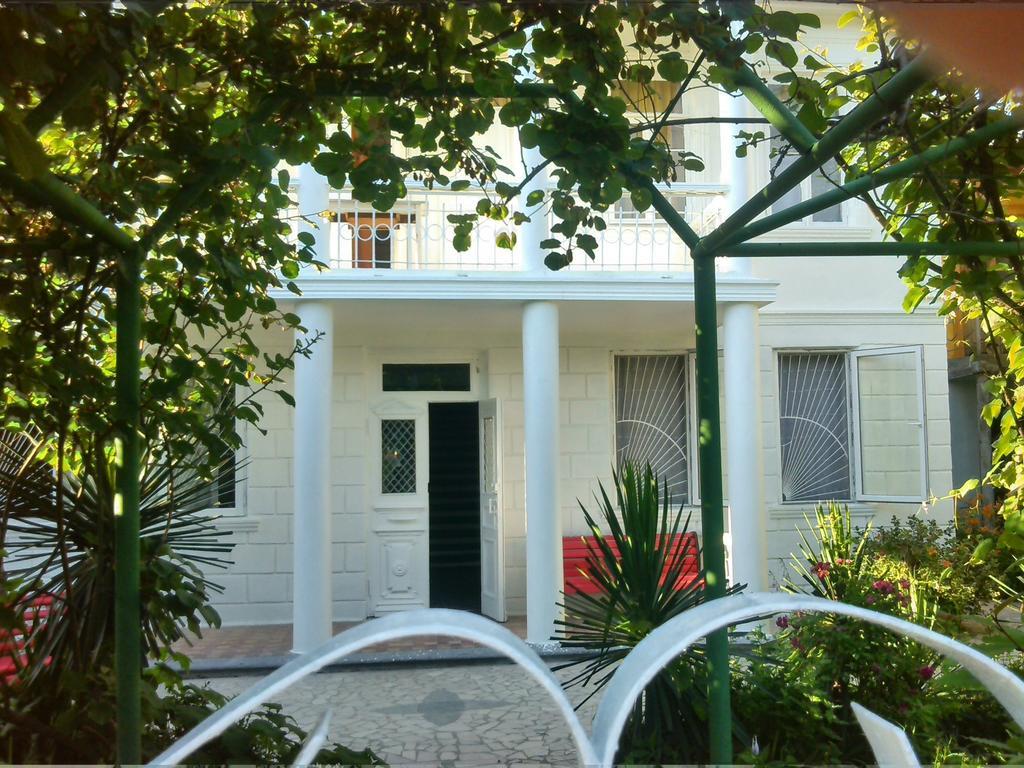 White Guest House บาทูมิ ภายนอก รูปภาพ