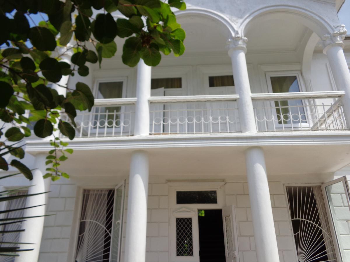 White Guest House บาทูมิ ภายนอก รูปภาพ